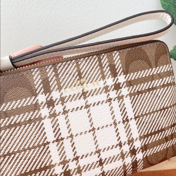 Coach Corner Zip Wristlet In Signature Canvas With Hunting Fishing Plaid… - Picture 2 of 4